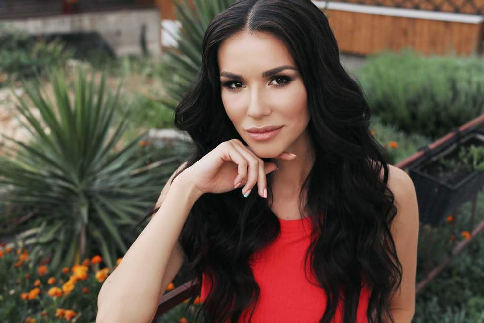 fashion outdoor photo of beautiful woman with dark hair in casual clothes
