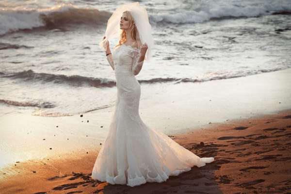 Lonely young bride looking for her husband